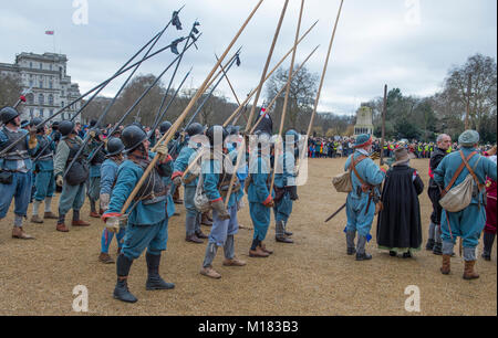 Die Mall, London, UK. 28. Januar 2018. Des Königs Armee jährlich im März stattfindet, werden von den Mitgliedern des Englischen Bürgerkriegs Gesellschaft durchgeführt, und folgt der Route, die von König Karl I von St James's Palace, entlang der Mall zu dem Ort seiner Enthauptung an Bankett- Haus in Whitehall am 30. Januar 1649. Ein Kranz ist auf seine Hinrichtung. Credit: Malcolm Park/Alamy Leben Nachrichten. Stockfoto