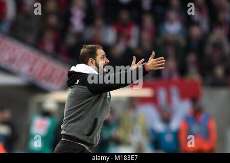 Köln Trainer Stefan Ruthenbeck Gesten während der deutschen Fußball-Bundesliga Match zwischen 1. FC Köln und FC Augsburg im RheinEnergieStadion in Köln, Deutschland, 27. Januar 2018. Foto: Federico Gambarini/dpa Stockfoto