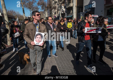 Barcelona, Katalonien, Spanien. 28 Jan, 2018. Mehrere Demonstranten mit einer Maske mit dem Porträt des Puigdemont. Hunderte von Menschen, die von den Komitees für die Verteidigung der katalanische Republik, die in der Demonstration marschierten Tribut zu denen, die die Spanische Polizei Repression in den letzten Referendum am 1. Oktober 2017 widerstanden zu bezahlen. Credit: Paco Freire/SOPA/ZUMA Draht/Alamy leben Nachrichten Stockfoto