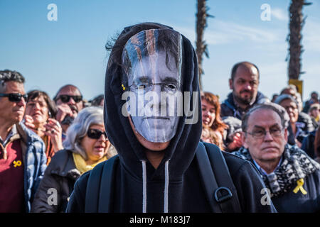 Barcelona, Katalonien, Spanien. 28 Jan, 2018. Eine Demonstrantin mit der Maske der Präsident Puigdemont. Hunderte von Menschen, die von den Komitees für die Verteidigung der katalanische Republik, die in der Demonstration marschierten Tribut zu denen, die die Spanische Polizei Repression in den letzten Referendum am 1. Oktober 2017 widerstanden zu bezahlen. Credit: Paco Freire/SOPA/ZUMA Draht/Alamy leben Nachrichten Stockfoto