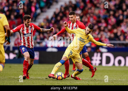 Lucas Hernandez Pi (Atletico de Madrid) kämpft um den Ball mit Hernan Toledo (UD Las Palmas), La Liga Match zwischen Atletico de Madrid UD Las Palmas an der Wanda Metropolitano Stadion in Madrid, Spanien, 28. Januar 2018 vs. Credit: Gtres Información más Comuniación auf Linie, S.L./Alamy leben Nachrichten Stockfoto