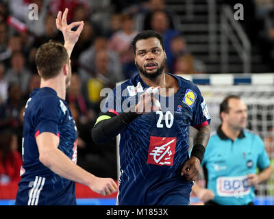 Zagreb, Kroatien. 28 Jan, 2018. Frankreich ist Cedric Sorhaindo (C) feiert nach einem Ziel mit Mannschaftskameraden Valentin Porte während der Europameisterschaft Handball Spiel für Platz 3, zwischen Frankreich und Dänemark in Zagreb, Kroatien, 28. Januar 2018. Credit: Monika Skolimowska/dpa-Zentralbild/dpa/Alamy leben Nachrichten Stockfoto