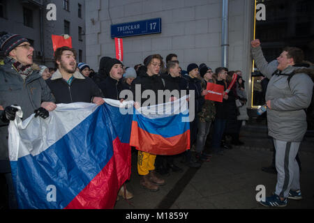 Moskau, Russland. 28. Januar, 2018. Anhänger der Russischen Oppositionsführer Alexei Nawalny Teil in einer Prozession nehmen bei einer Rallye für einen Boykott eines am 18. März Präsidentschaftswahlen in Moskau, Russland. Oppositionspolitiker Alexey Nawalny fordert bundesweite Proteste nach der Entscheidung Russlands Zentrale Wahlkommission seine Präsidentschaftskandidatur zu verbieten. Credit: Victor Vytolskiy/Alamy leben Nachrichten Stockfoto