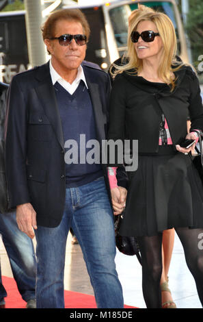 LAS VEGAS, NV - MÄRZ 08: Steve Wynn, Andrea Hissom-Wynn während der TOPSHOP TOPMAN Las Vegas Grand Opening auf der Fashion Show Mall am 8. März 2012 in Las Vegas, Nevada. Menschen: Steve Wynn, Andrea Hissom-Wynn Stockfoto