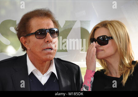 LAS VEGAS, NV - MÄRZ 08: Steve Wynn, Andrea Hissom-Wynn während der TOPSHOP TOPMAN Las Vegas Grand Opening auf der Fashion Show Mall am 8. März 2012 in Las Vegas, Nevada. Menschen: Steve Wynn, Andrea Hissom-Wynn Stockfoto