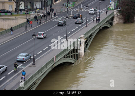 Paris, Frankreich. 28 Jan, 2018. Autos fährt auf einer Brücke, wie der Wasserstand steigt. Aufgrund der starken Regen das Wasser der Seine in Paris auf die Ebene, die Überschwemmung der unteren Gelände der Stadt gestiegen ist. Credit: Nicolas Briketts/SOPA/ZUMA Draht/Alamy leben Nachrichten Stockfoto