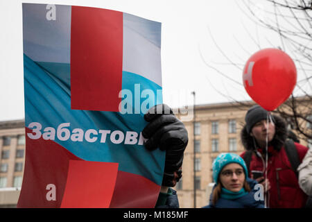 Moskau, Russland. 28 Jan, 2018. Anhänger von Oppositionsführer Alexei Nawalny an einer Rallye Aufruf zum Boykott der Präsidentschaftswahlen am 18. März, in Moskau, Russland Credit: Nikolay Winokurow/Alamy leben Nachrichten Stockfoto