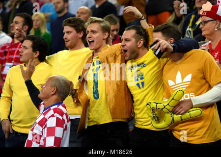 Zagreb, Kroatien. 28 Jan, 2018. Schwedische Fans bei der Europameisterschaft handball Finale zwischen Schweden und Spanien in Zagreb, Kroatien, 28. Januar 2018. Credit: Monika Skolimowska/dpa-Zentralbild/dpa/Alamy leben Nachrichten Stockfoto