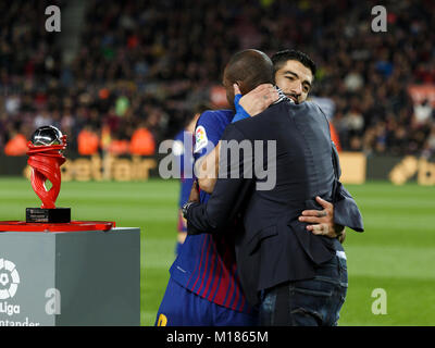 Barcelona, Spanien. 28 Jan, 2018. Eric Abidal gibt dem Spieler des Monats (09) Suárez vor der La Liga Match zwischen dem FC Barcelona und RCD Alaves im Camp Nou. Credit: Joan Gosa Badia/Alamy leben Nachrichten Stockfoto