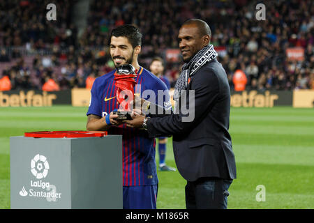 Barcelona, Spanien. 28 Jan, 2018. Eric Abidal gibt dem Spieler des Monats (09) Suárez vor der La Liga Match zwischen dem FC Barcelona und RCD Alaves im Camp Nou. Credit: Joan Gosa Badia/Alamy leben Nachrichten Stockfoto