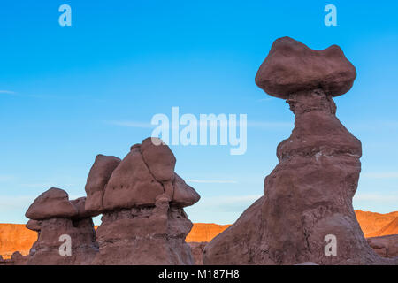 Goblins oder Hoodoos von Entrada Sandstein erodiert, fotografiert im Morgenlicht, Goblin Valley State Park, Utah, USA Stockfoto