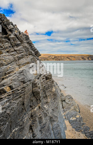 Mann auf dem Rand der Klippe bei Rapid Bay, South Australia sitzen Stockfoto