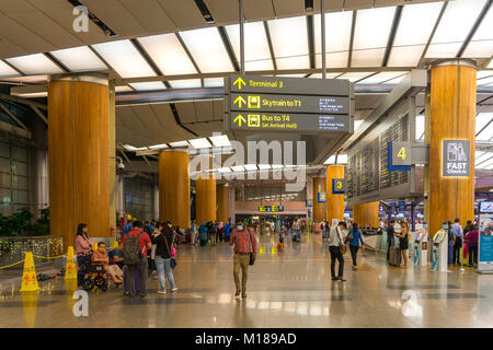 Singapur - Dezember 22, 2017: Besucher gehen um Abflughalle im Flughafen Changi. Es verfügt über 3 Terminals, eines der größten Transport Stockfoto