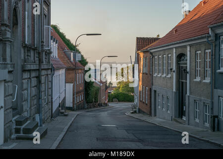 Schöne Straße in Denmak bei Sonnenaufgang Stockfoto