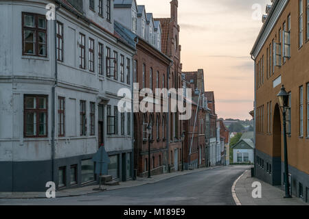 Schöne Straße in Denmak bei Sonnenuntergang Stockfoto