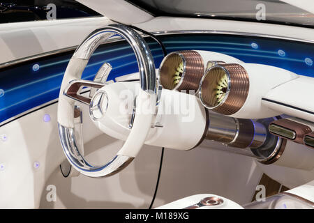 Brüssel - Jan 10, 2018: Innenansicht eines Vision Mercedes Maybach 6 Cabriolet Auto auf dem Automobil-Salon in Brüssel vorgestellt. Stockfoto