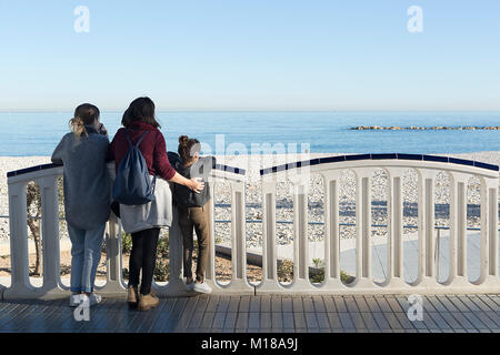 Familie der Betrachtung der Blick von der Promenade am Meer in Altea, Alicante, Spanien. Stockfoto