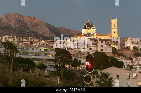 Blick auf Altea Dämmerung mit seiner Kirche Unserer Lieben Frau von Consuelo heraus stehen in der Ebene. Stockfoto