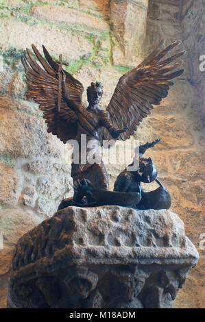 Statue von St. Michael den Teufel in der Kapelle Tötung an St. Michael's Mount, Cornwall, UK - Johannes Gollop Stockfoto
