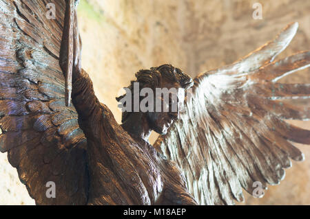 Statue von St. Michael den Teufel in der Kapelle Tötung an St. Michael's Mount, Cornwall, UK - Johannes Gollop Stockfoto