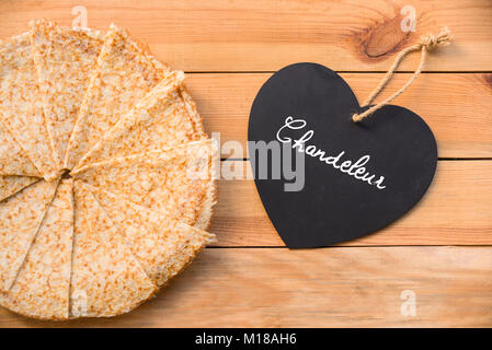 Blick von oben auf die Crepes (französische Pfannkuchen), Word chandeleur (lichtmess) auf einem Herz geschrieben, rustikale Holz Hintergrund Stockfoto