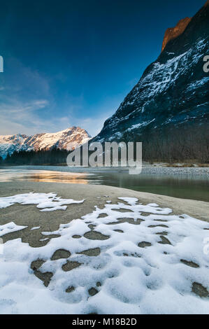 Wunderschönes Winter-Abendlicht im Romsdaler Tal, Møre og Romsdal, Norwegen. Stockfoto