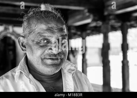 KANDY, SRI LANKA - 13. Februar 2017: Porträt der Mann aus Sri Lanka (monochrom) Stockfoto