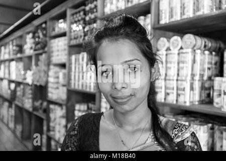 KANDY, SRI LANKA - 13. Februar 2017: Porträt einer saleswomen in einer Teefabrik (monochrom) Stockfoto