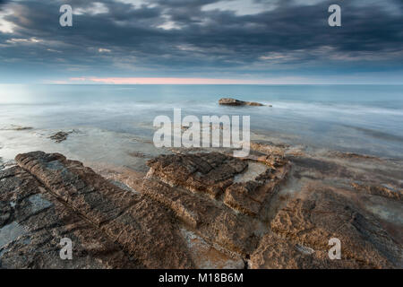 Sonnenaufgang an der Cala Baladrar in Benissa mit Penon de Ifach im Hintergrund, Alicante, Costa Blanca, Spanien Stockfoto