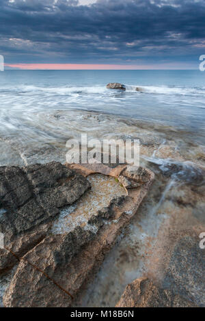 Sonnenaufgang an der Cala Baladrar in Benissa mit Penon de Ifach im Hintergrund, Alicante, Costa Blanca, Spanien Stockfoto