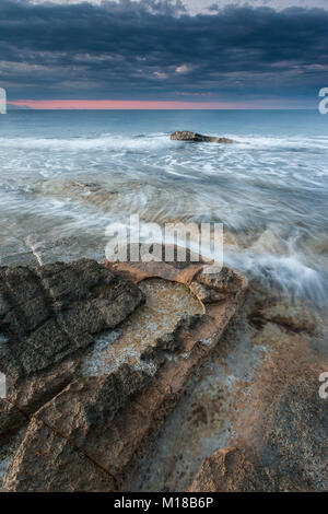 Sonnenaufgang an der Cala Baladrar in Benissa mit Penon de Ifach im Hintergrund, Alicante, Costa Blanca, Spanien Stockfoto