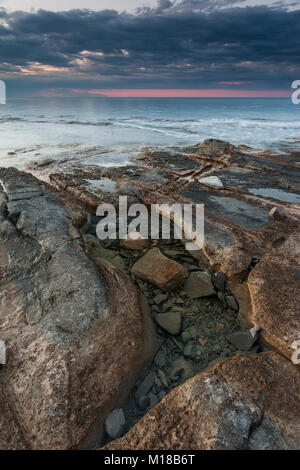 Sonnenaufgang an der Cala Baladrar in Benissa mit Penon de Ifach im Hintergrund, Alicante, Costa Blanca, Spanien Stockfoto