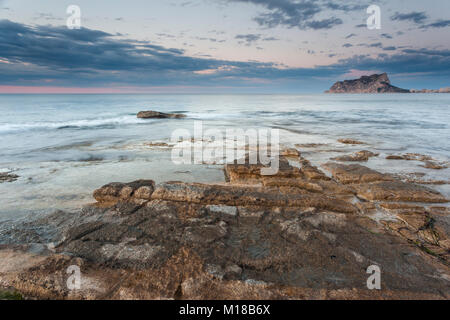 Sonnenaufgang an der Cala Baladrar in Benissa mit Penon de Ifach im Hintergrund, Alicante, Costa Blanca, Spanien Stockfoto