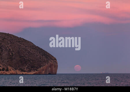 Sonnenuntergang Mondaufgang am Cap d'oder in Teulada-Moraira, Alicante, Spanien Stockfoto