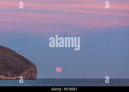 Sonnenuntergang Mondaufgang am Cap d'oder in Teulada-Moraira, Alicante, Spanien Stockfoto