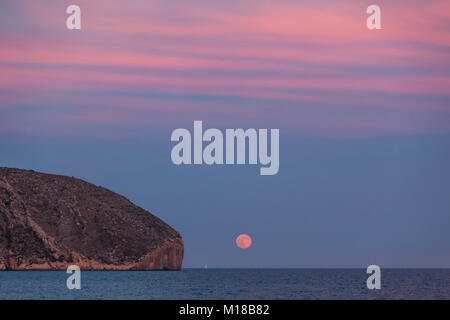 Sonnenuntergang Mondaufgang am Cap d'oder in Teulada-Moraira, Alicante, Spanien Stockfoto