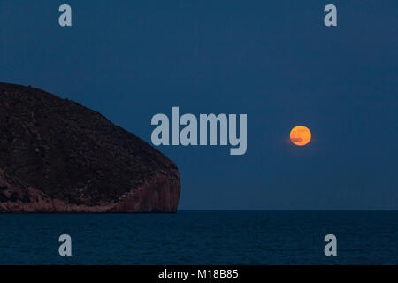 Sonnenuntergang Mondaufgang am Cap d'oder in Teulada-Moraira, Alicante, Spanien Stockfoto