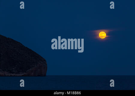 Sonnenuntergang Mondaufgang am Cap d'oder in Teulada-Moraira, Alicante, Spanien Stockfoto