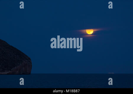 Sonnenuntergang Mondaufgang am Cap d'oder in Teulada-Moraira, Alicante, Spanien Stockfoto