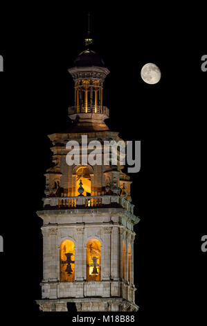 Mond über der Glockenturm in Ontinyent, Valencia, Spanien Stockfoto