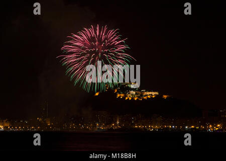 Feuerwerk in San Juan de Alicante mit Santa Barbara im Hintergrund das Schloss, Costa Blanca, Alicante, Spanien. Stockfoto