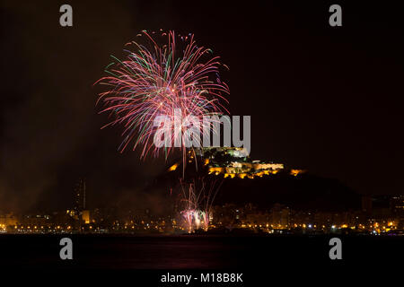 Feuerwerk in San Juan de Alicante mit Santa Barbara im Hintergrund das Schloss, Costa Blanca, Alicante, Spanien. Stockfoto