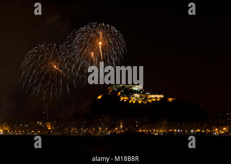 Feuerwerk in San Juan de Alicante mit Santa Barbara im Hintergrund das Schloss, Costa Blanca, Alicante, Spanien. Stockfoto