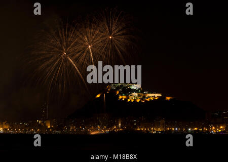 Feuerwerk in San Juan de Alicante mit Santa Barbara im Hintergrund das Schloss, Costa Blanca, Alicante, Spanien. Stockfoto