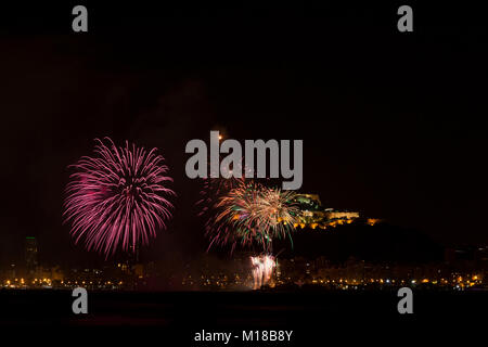 Feuerwerk in San Juan de Alicante mit Santa Barbara im Hintergrund das Schloss, Costa Blanca, Alicante, Spanien. Stockfoto