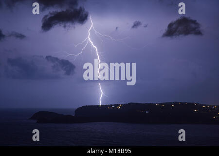 Sturm über die Bucht von Javea mit Blitz, Costa Blanca, Alicante, Spanien. Stockfoto