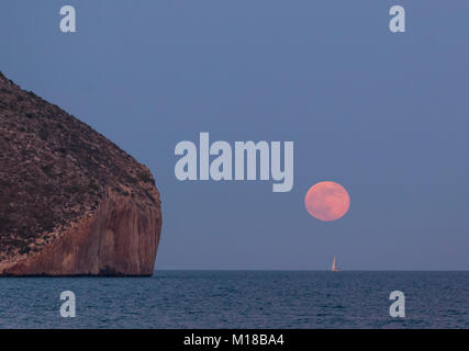 Sonnenuntergang Mondaufgang am Cap d'oder in Teulada-Moraira, Alicante, Spanien Stockfoto