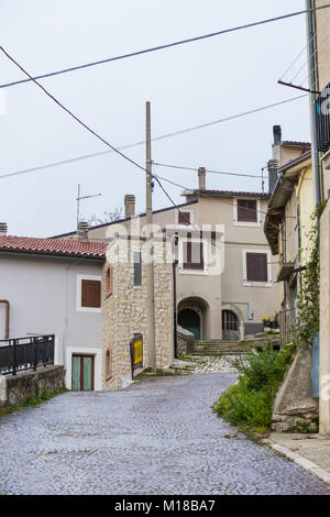 Città Sant'Angelo, Abruzzen, Italien. Oktober 13, 2017. Fotografische Dokumentation zwischen den Straßen von Pieve di Ledro Stockfoto