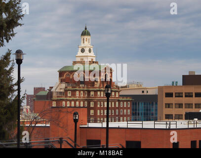 In Syracuse, New York, USA. 27. Januar 2018. Blick auf Crouse Krankenhaus und die crouse Krankenhaus Clock Tower in Downtown Syracuse, New York aus dem Syracus Stockfoto