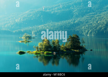 Fantastischer Sonnenaufgang am Berg Eibsee Stockfoto